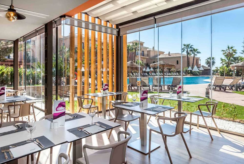 sillas y mesas en hotel Barceló Punta Umbria