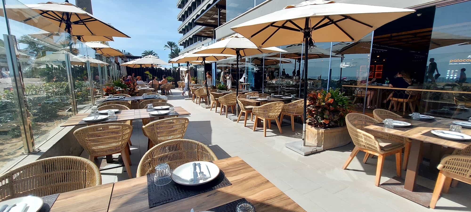 sillas mesas y sombrillas terraza restaurante Palo Cortado suministradas por Sitamon