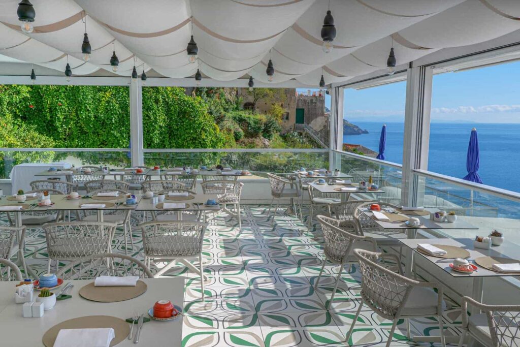 Sillones trenzados en terraza restaurante con vistas al mar modelo Panarea by Pedrali-Sitamon