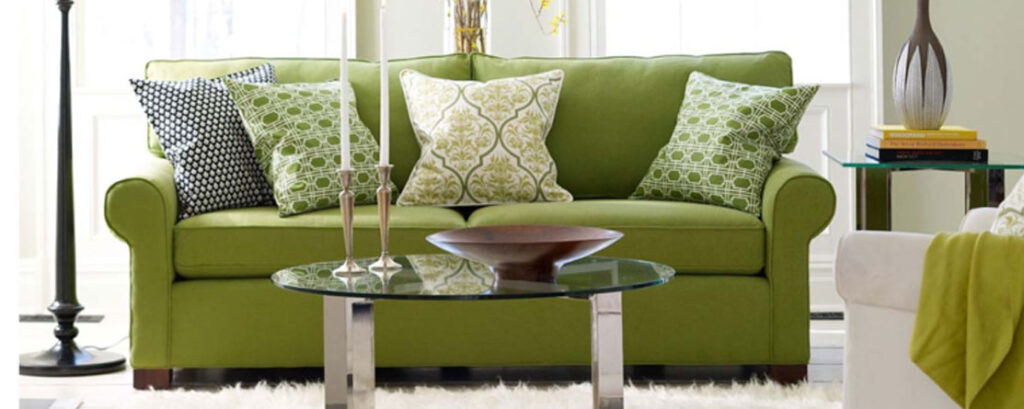 Un sofá verde como ejemplo de muebles verdes en la decoración del hogar