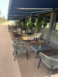 Sillas y mesas hosteleria Sitamon en terraza restaurante