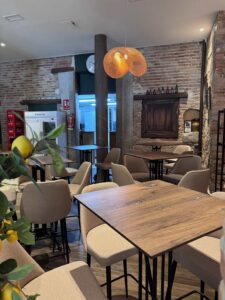 interiorismo taberna histórica Granada mobiliario contract