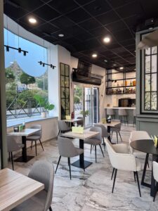 mesas hostelería pie central sillas tapizadas grises