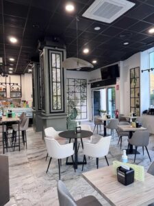 mesas redondas negras sillas blancas diseño contract