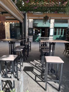 terraza Casa Julio Granada mesas altas compacto roble