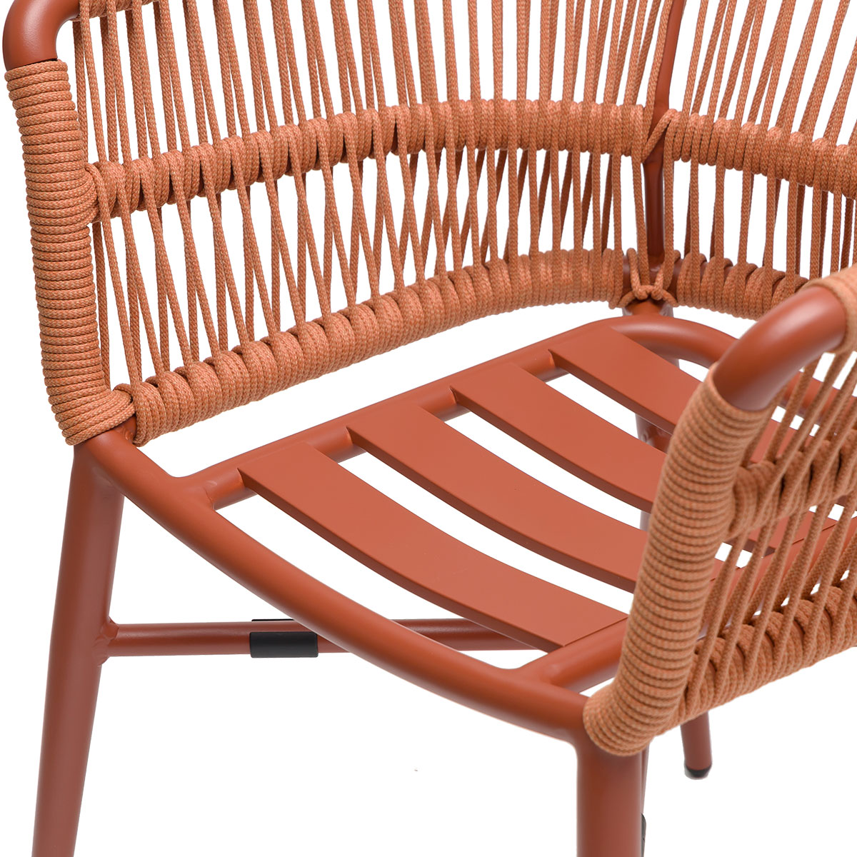 Detalle de la base de asiento con lamas de aluminio y cuerda trenzada del sillón Melbourne Terracota