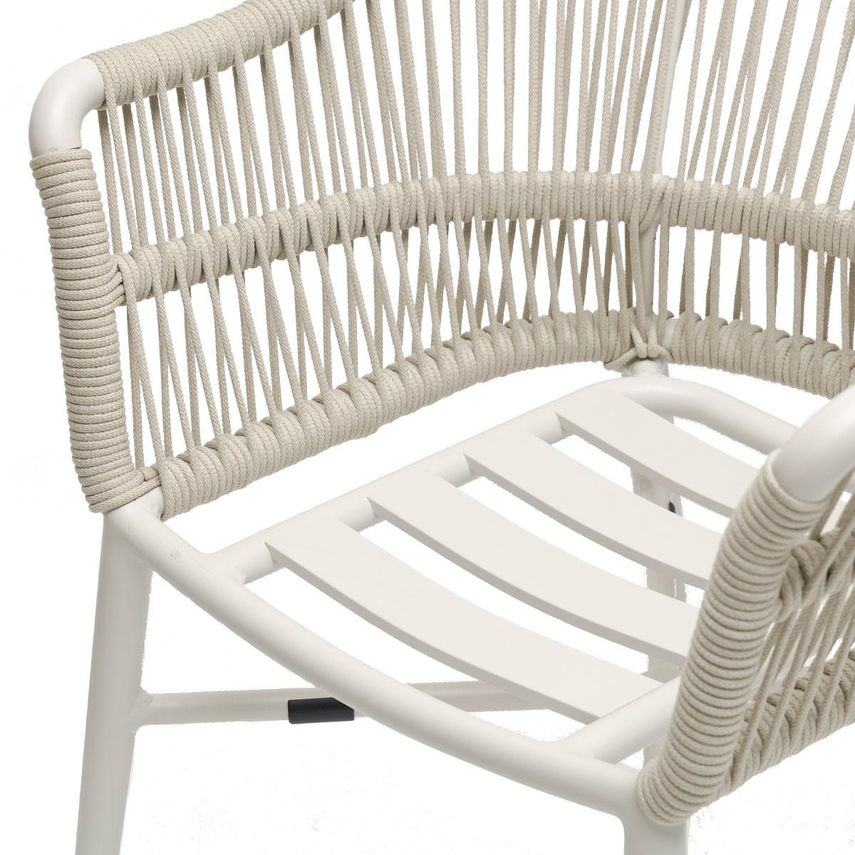 Primer plano de lamas de asiento de aluminio lacado blanco y cuerda técnica acabado Lino Melbourne